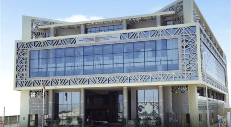 وزارة الموارد البشرية والتوطين تقرر تطبيق العمل عن بُعد لحماية العاملين بالإمارات i340616