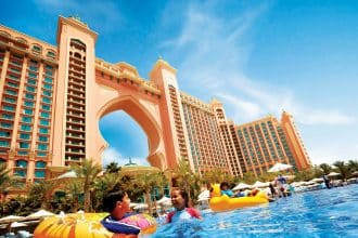الفنادق الاقتصادية في دبي تفتح آفاقاً جديدة للسياحة العملية وتنافس الفخامة بخفض التكاليف