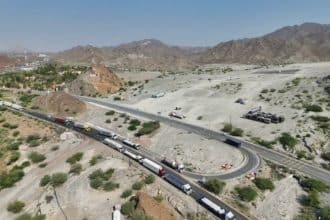 شرطة دبي تنفذ خطة مرورية لتسهيل حركة الشاحنات على طريق حتا
