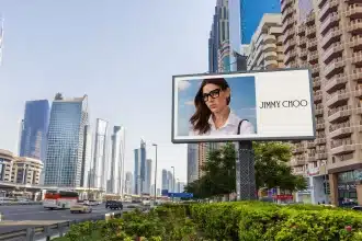 "الاقتصاد والسياحة" تطلق الدليل الفني المعتمد لتركيب لافتات الأسماء والاعلانات الخارجية في دبي.. المعايير الجديدة