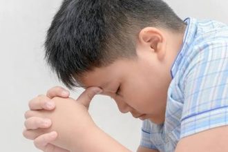 كيف تورث سمنة الآباء إلى الأبناء ..اكتشف الخلل الأيضي الصامت