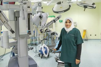 الجراحات الروبوتية للأطفال تسجل إنجازاً طبياً تاريخياً في مستشفى القاسمي