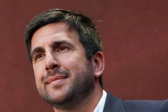 انتخابات ريال مدريد تشهد تصريحات حادة من إنريكي ريكيلمي ضد برشلونة