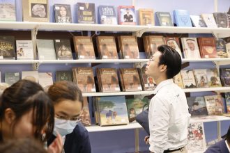 منصة للتوزيع تسجل حضورها الأول في معرض هونغ كونغ الدولي للكتاب